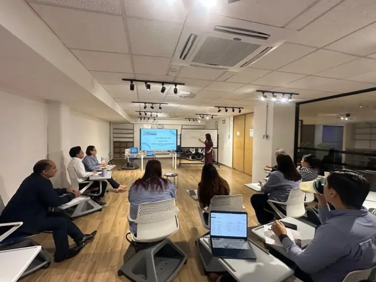 Equipo de Grupo Tarifabaja en una sesión de trabajo
